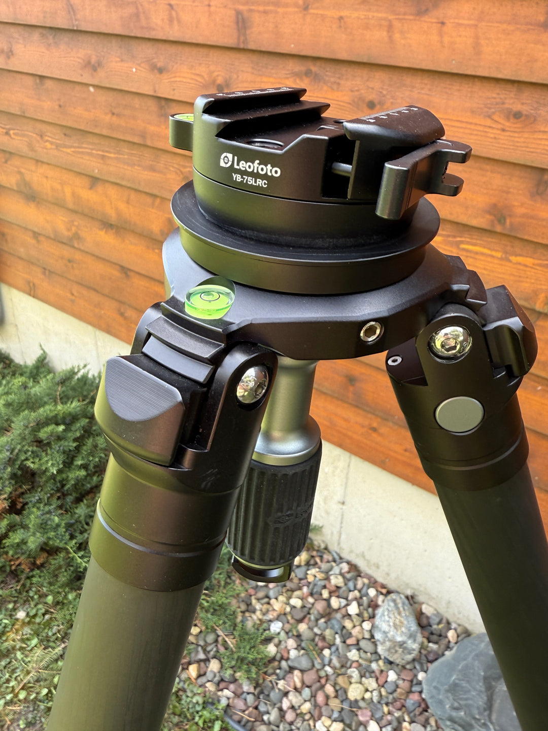 Life is Now Outdoors Carbon Fiber 3 Section Tripod with Leofoto YB-75LRC Level Head