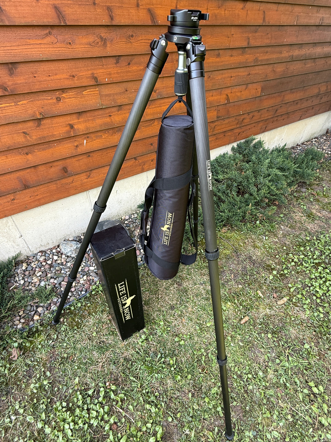 Life is Now Outdoors Carbon Fiber 3 Section Tripod with Leofoto YB-75LRC Level Head